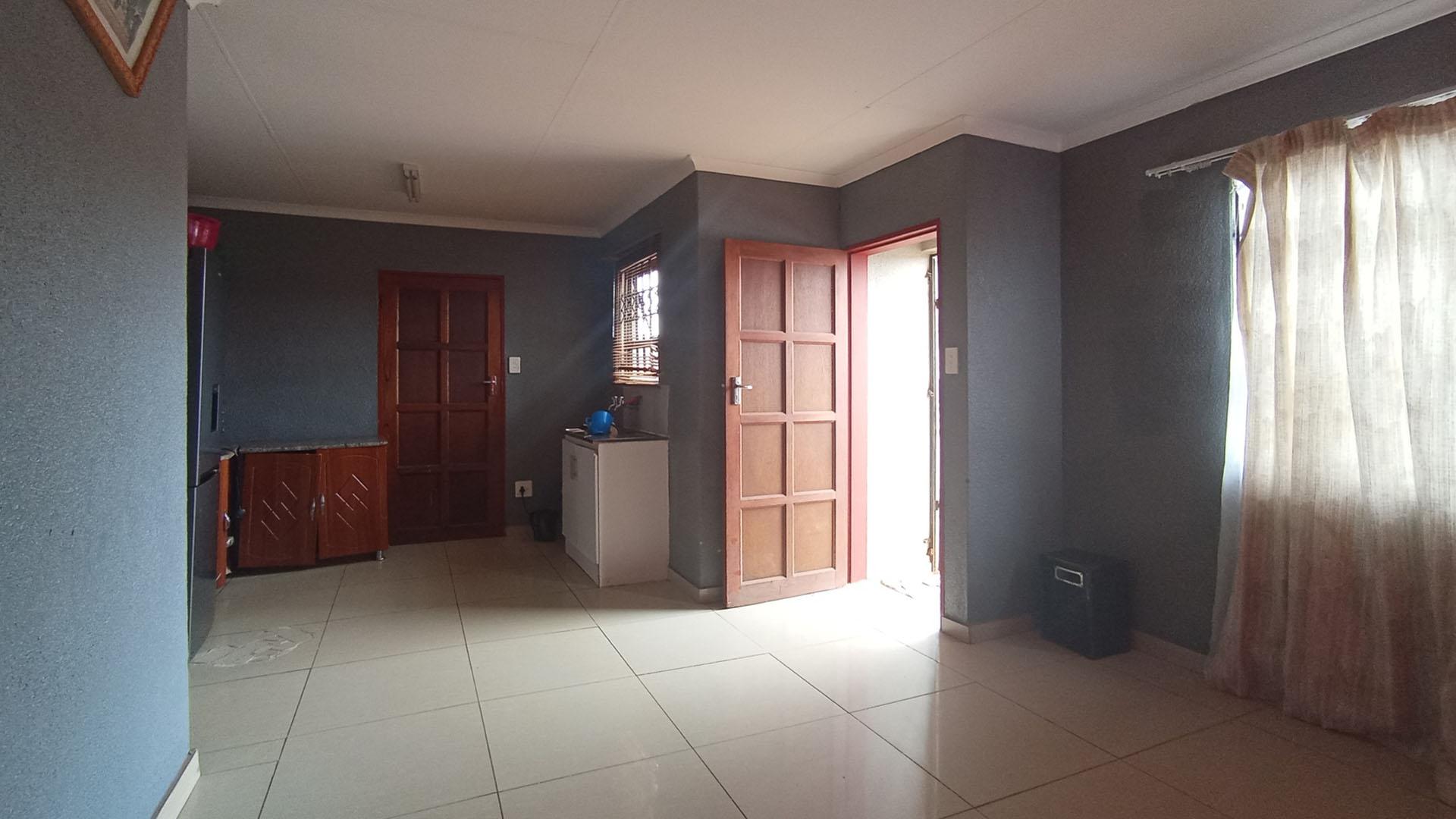 Lounges - 16 square meters of property in Soshanguve