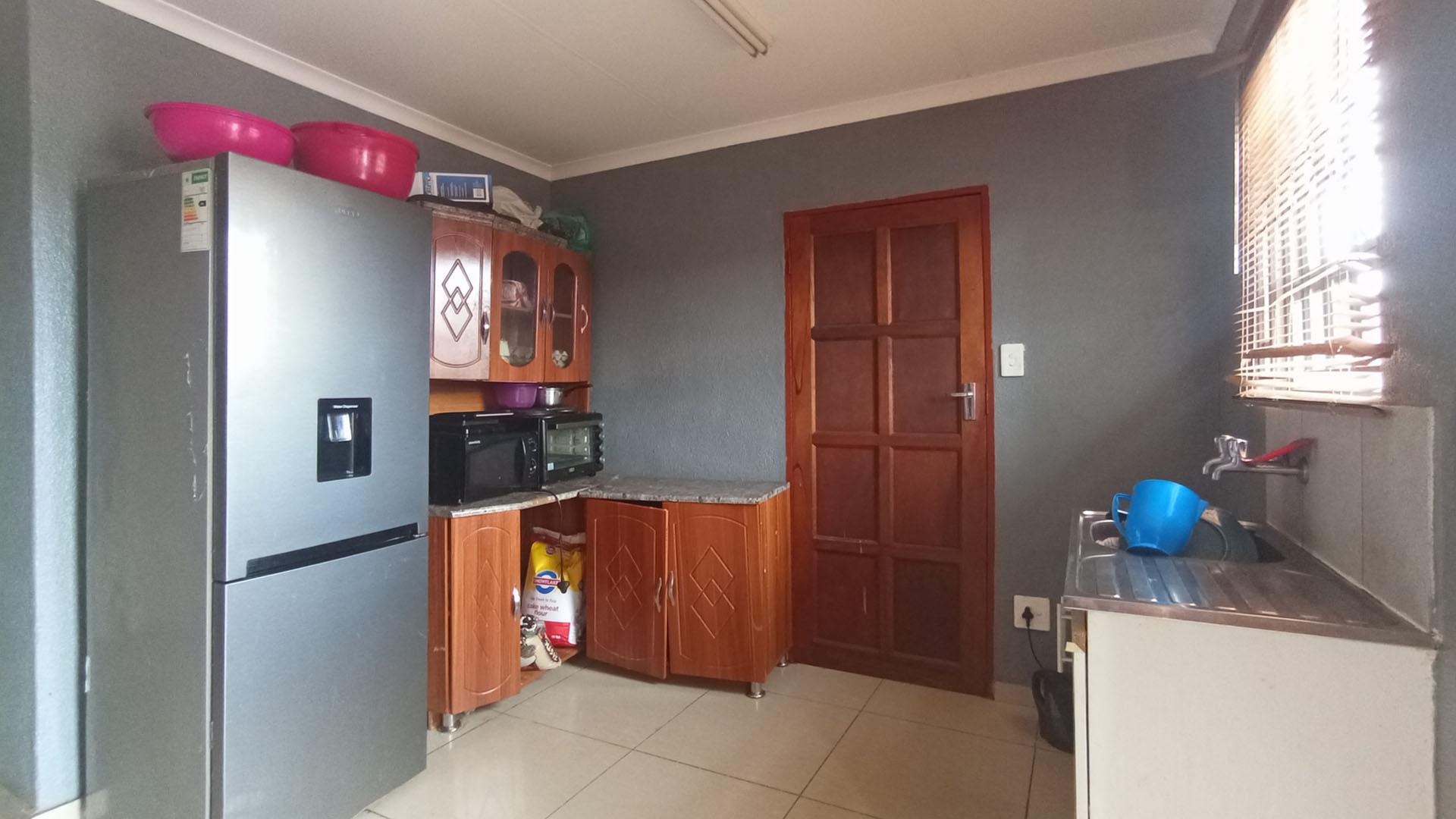Kitchen - 9 square meters of property in Soshanguve