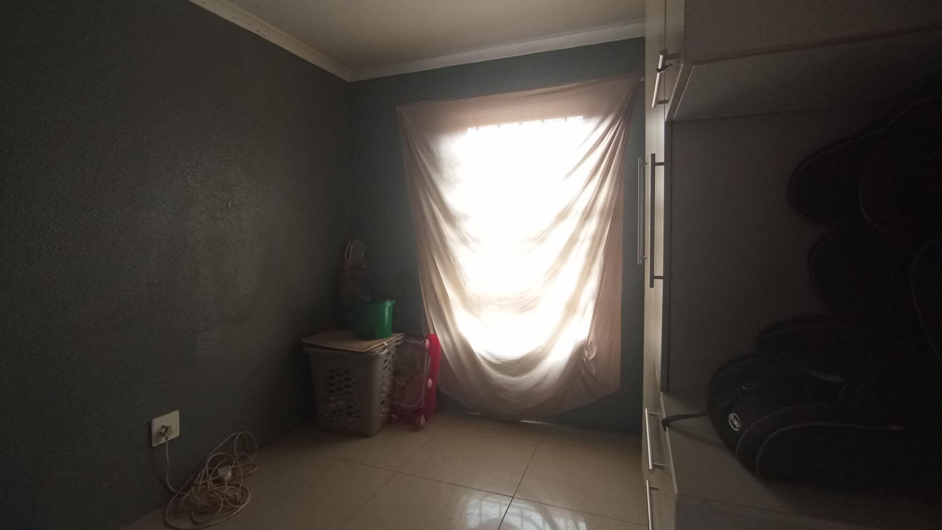 Bed Room 1 - 10 square meters of property in Soshanguve