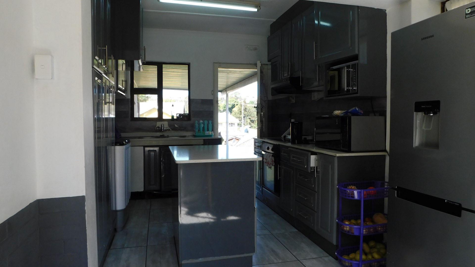 Kitchen - 8 square meters of property in Woodlands - DBN