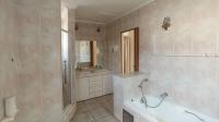 Main Bathroom - 9 square meters of property in Bordeaux