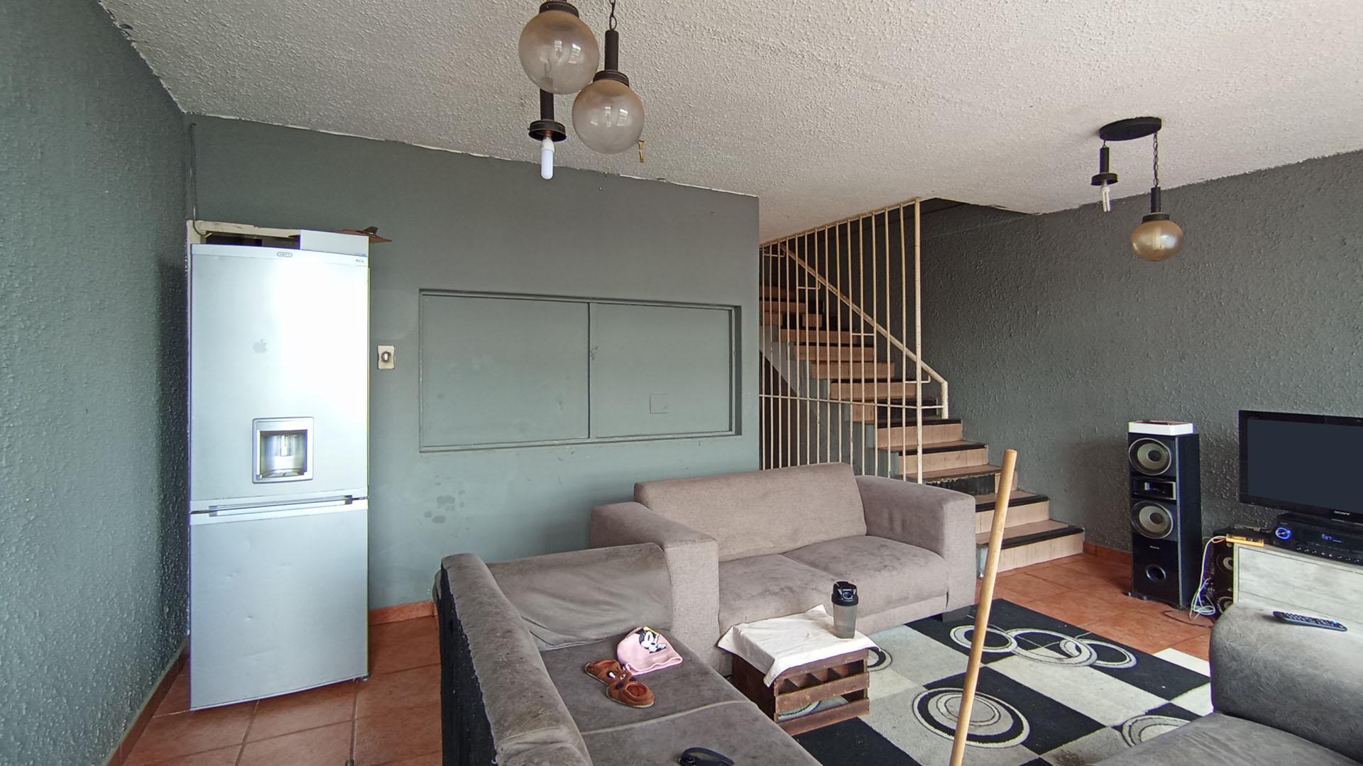 Lounges - 23 square meters of property in Sunnyside