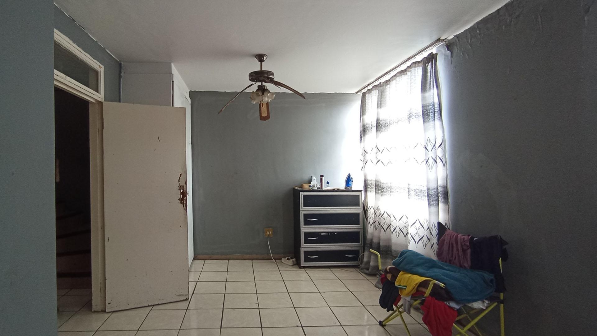 Bed Room 1 - 21 square meters of property in Sunnyside