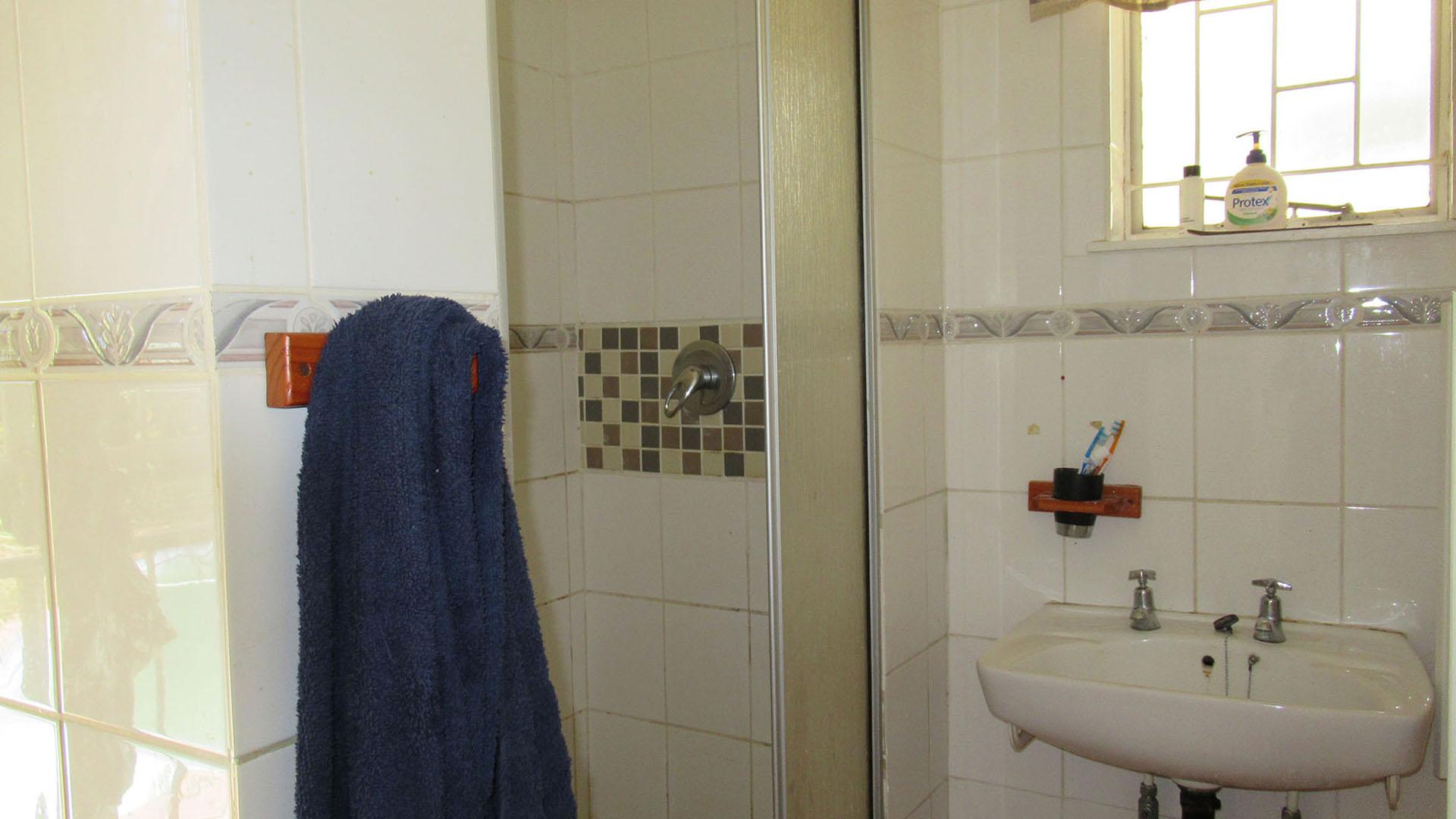 Main Bathroom - 9 square meters of property in Westdene (JHB)