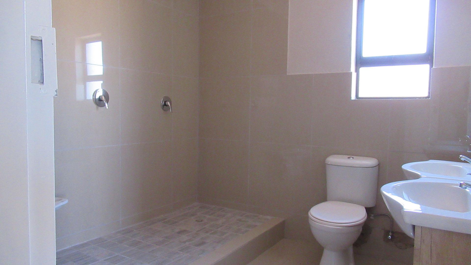 Main Bathroom - 8 square meters of property in Westonaria