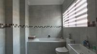 Main Bathroom - 9 square meters of property in Monavoni