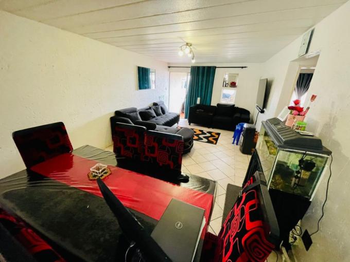 3 Bedroom Simplex for Sale For Sale in Oakdene - MR584636