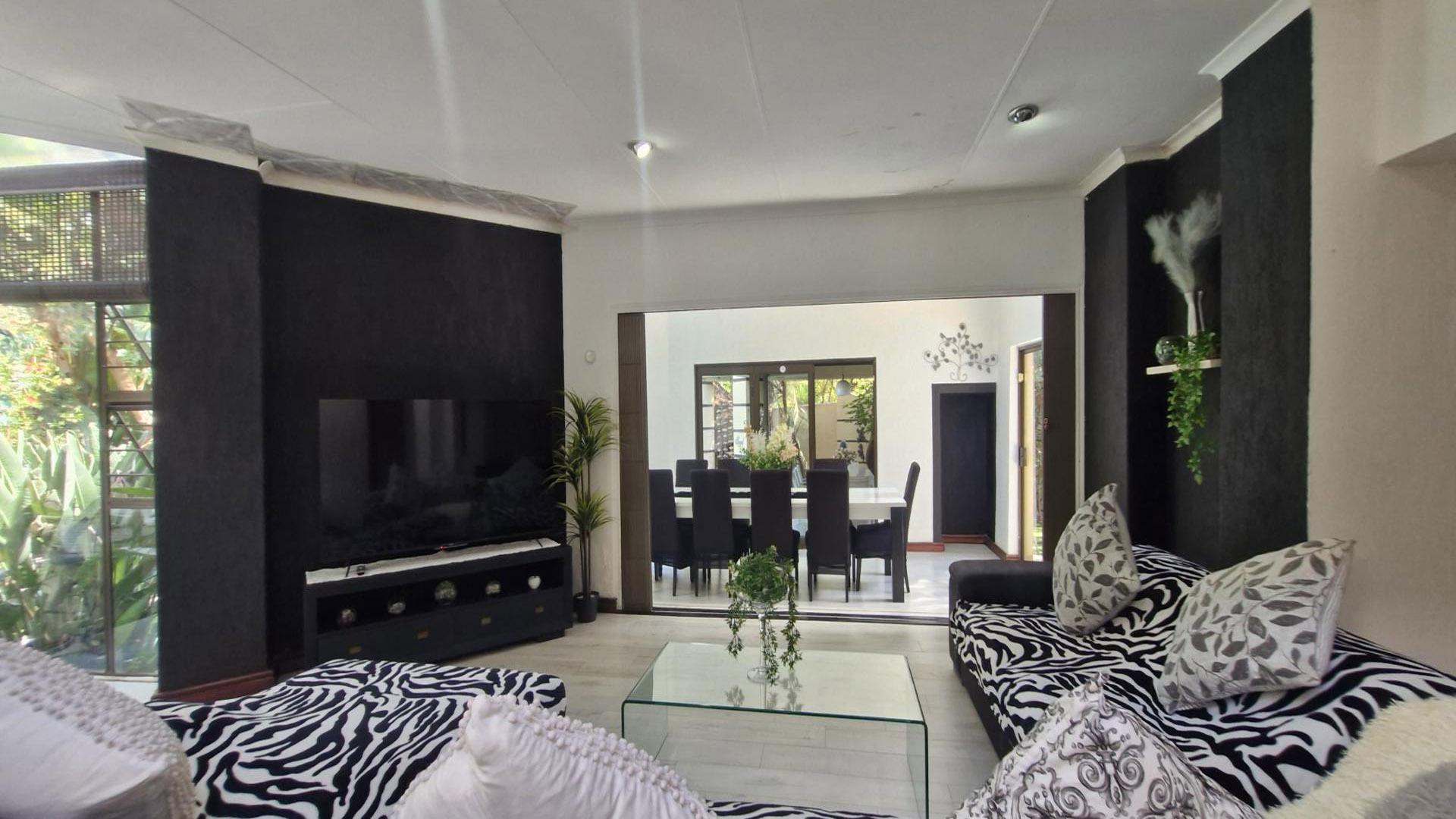 Lounges of property in Gallo Manor