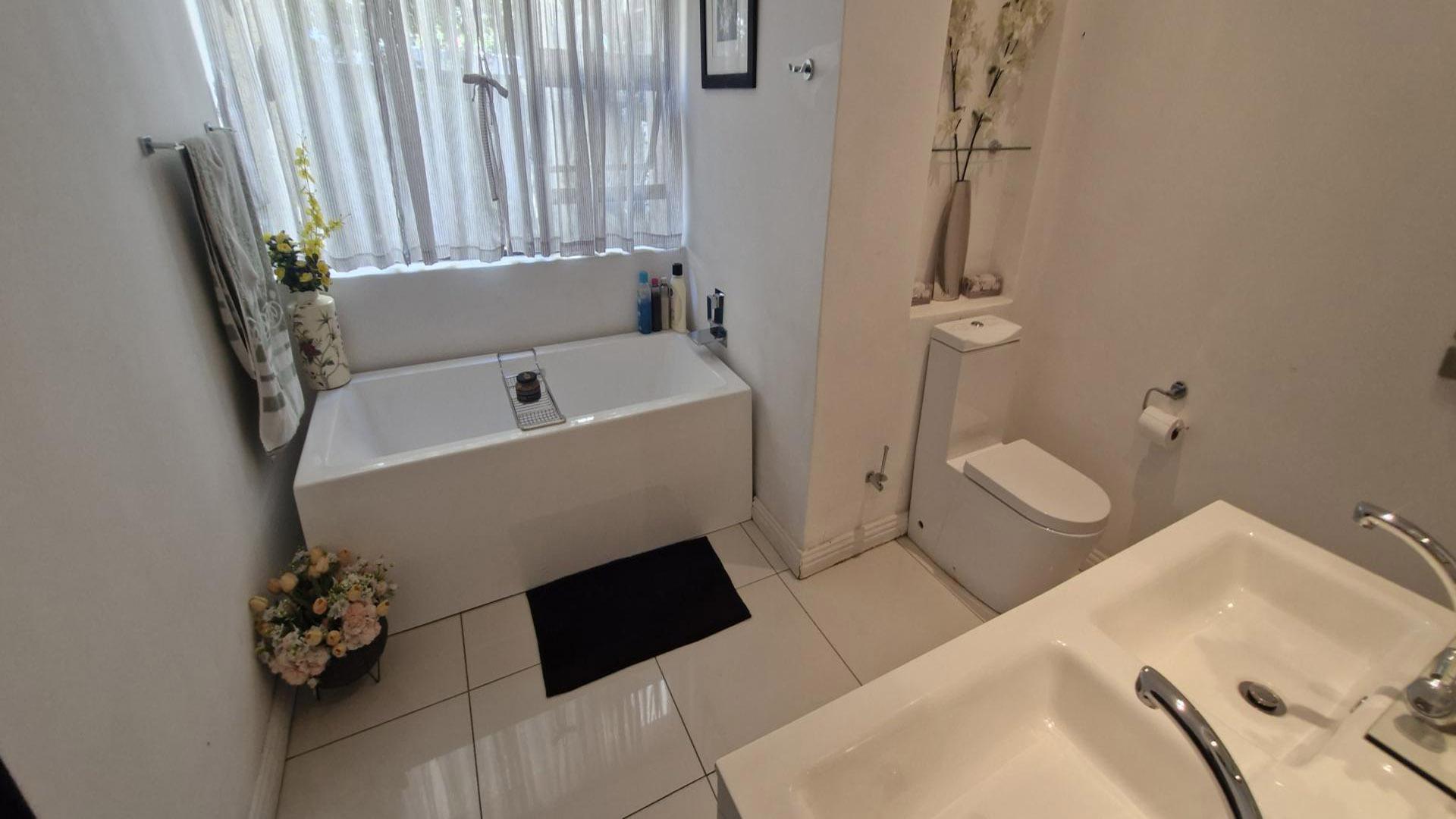 Bathroom 2 of property in Gallo Manor