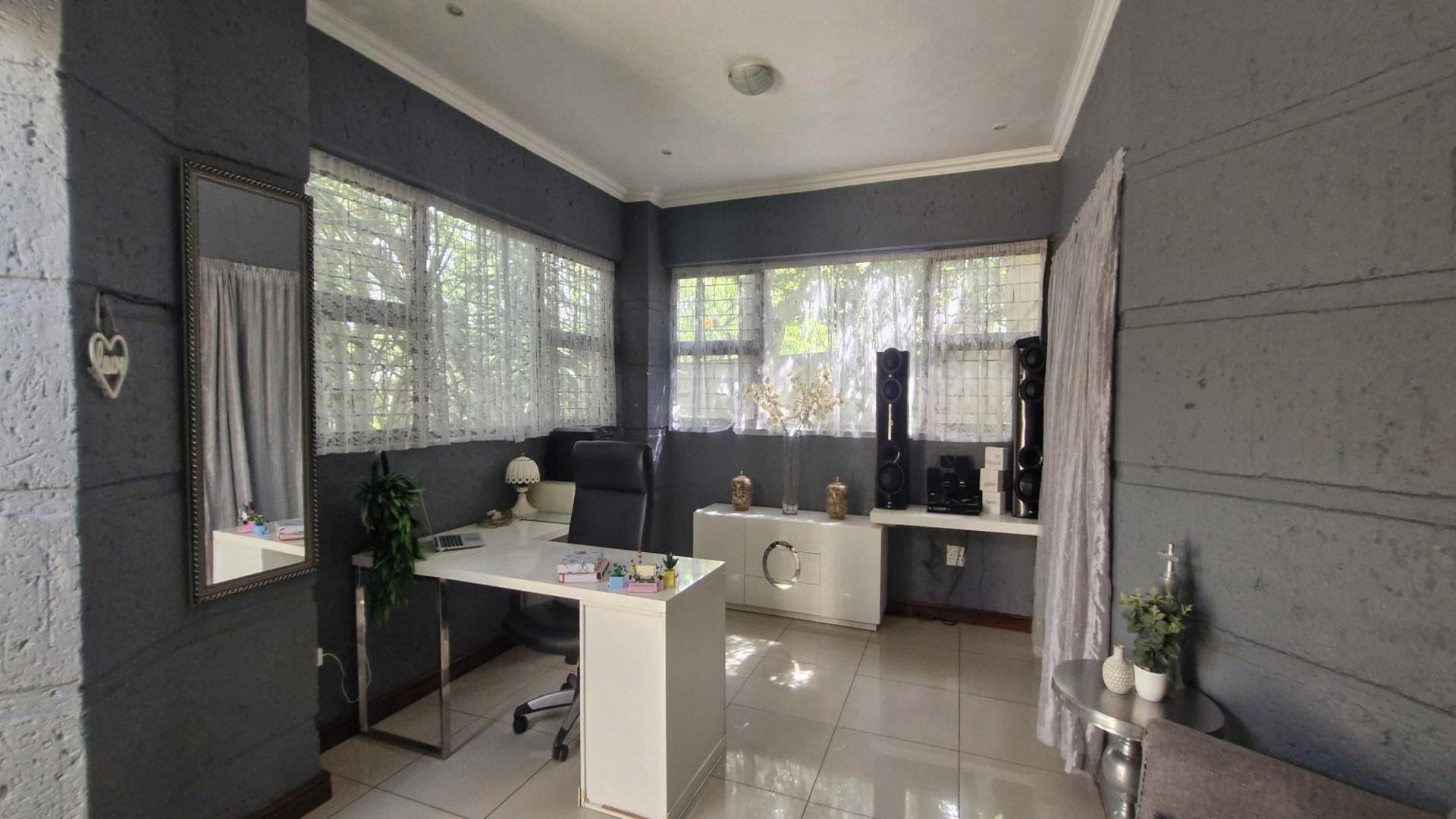 Study of property in Gallo Manor