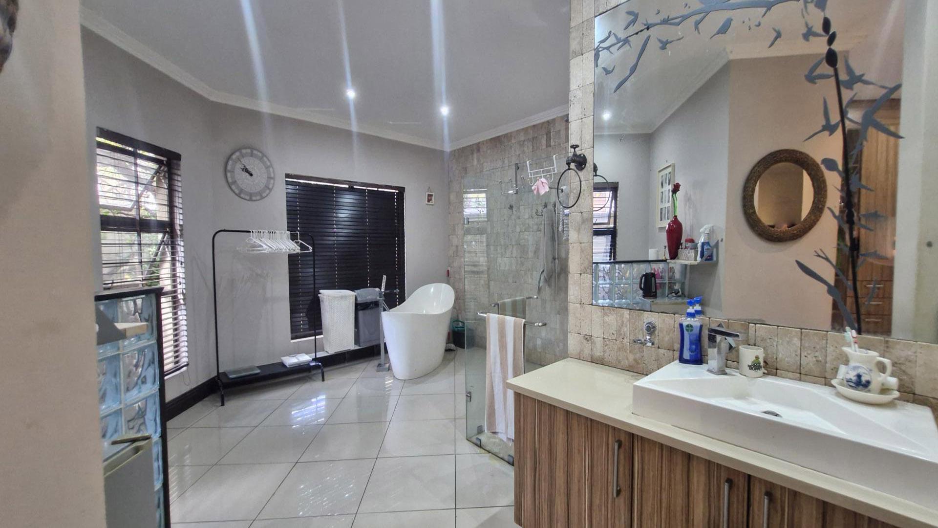 Bathroom 3+ of property in Gallo Manor