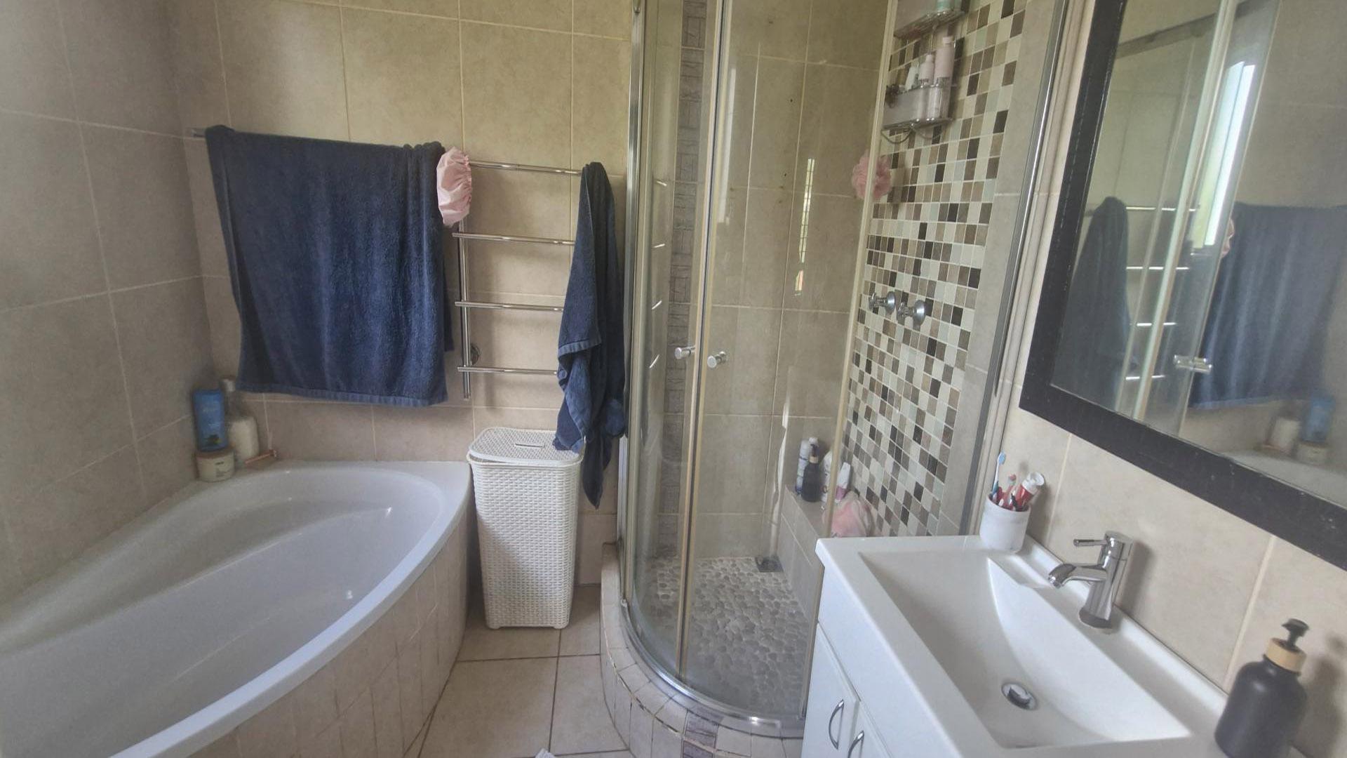 Bathroom 3+ of property in Gallo Manor