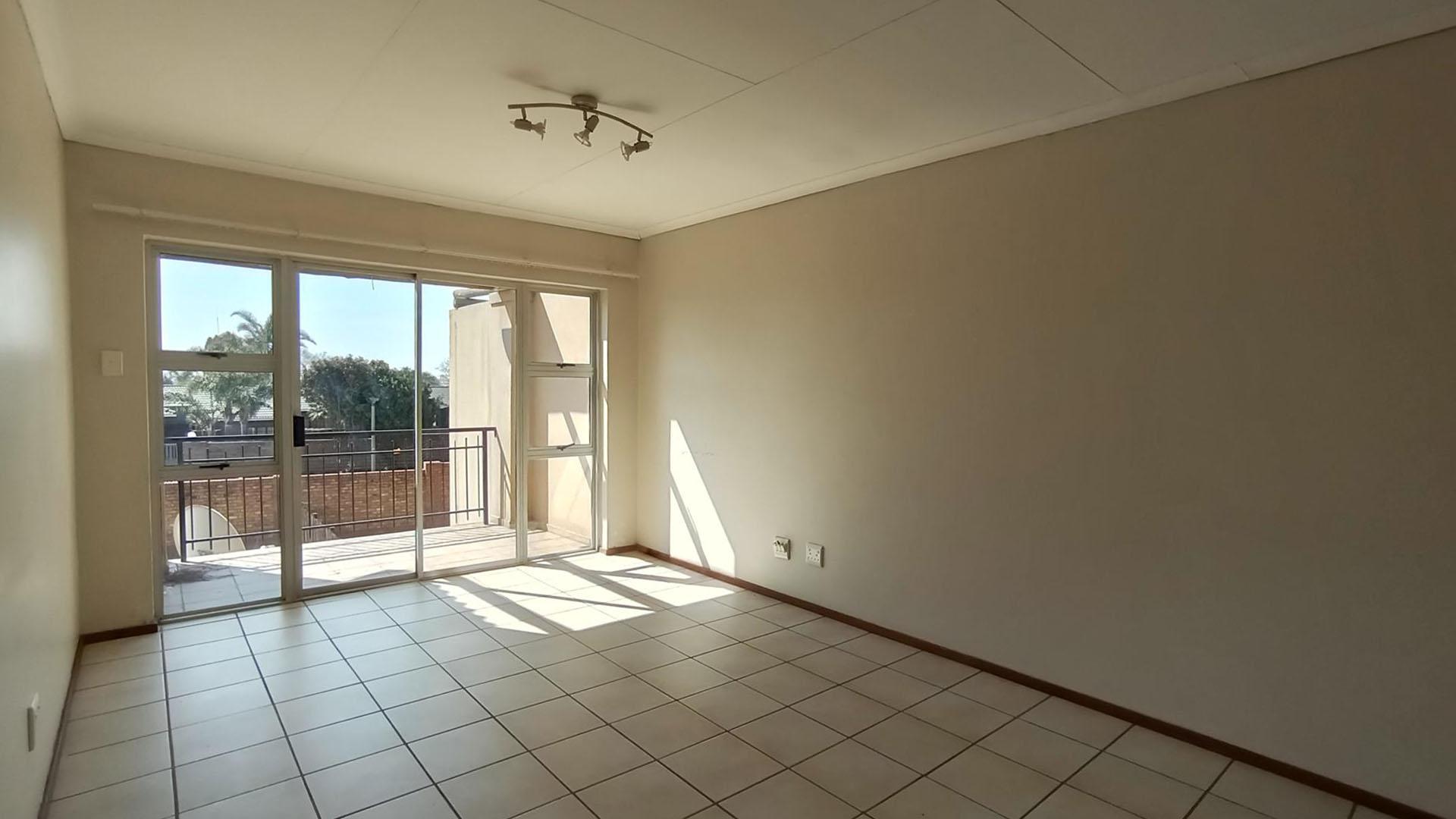 Lounges - 21 square meters of property in Reyno Ridge