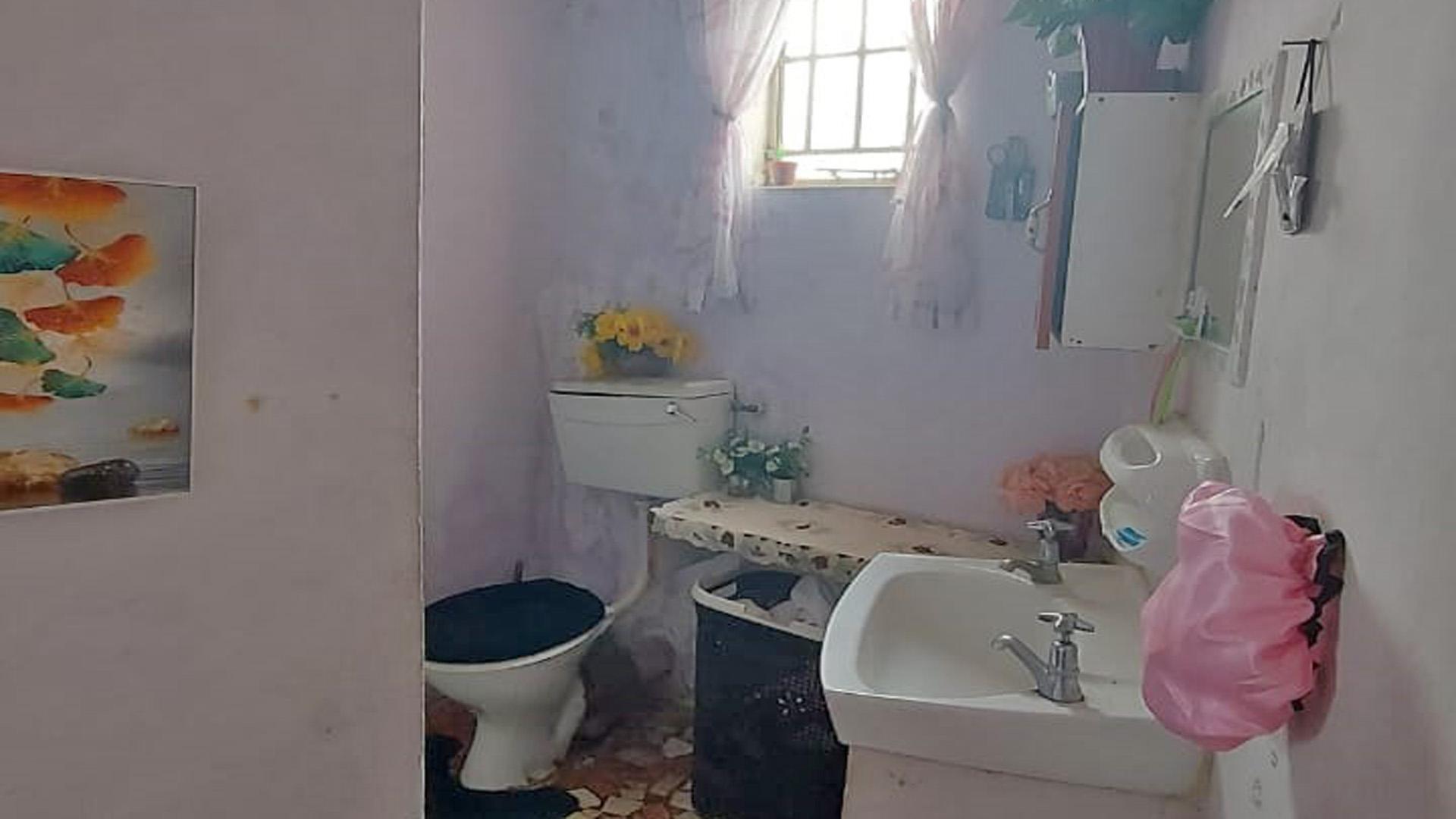 Bathroom 1 - 11 square meters of property in Gelvandale