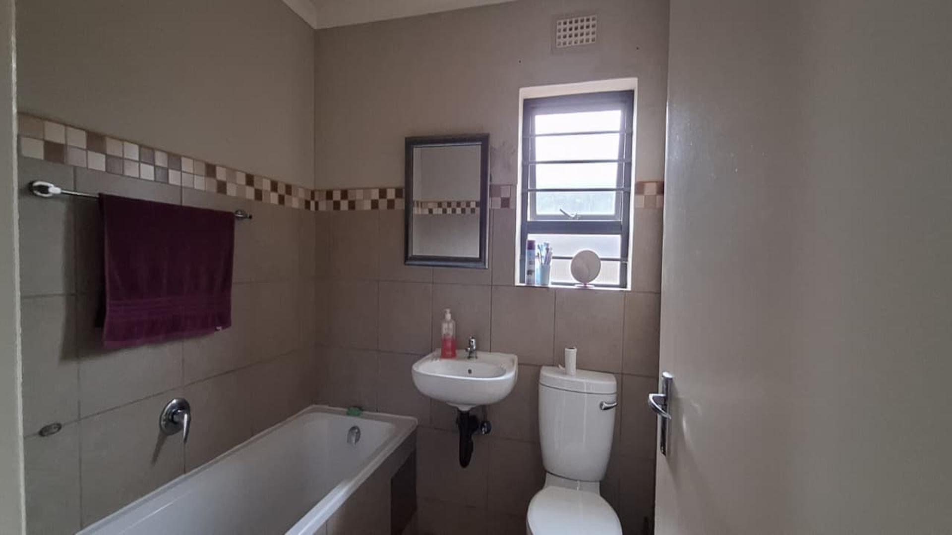 Bathroom 1 - 4 square meters of property in Protea Glen