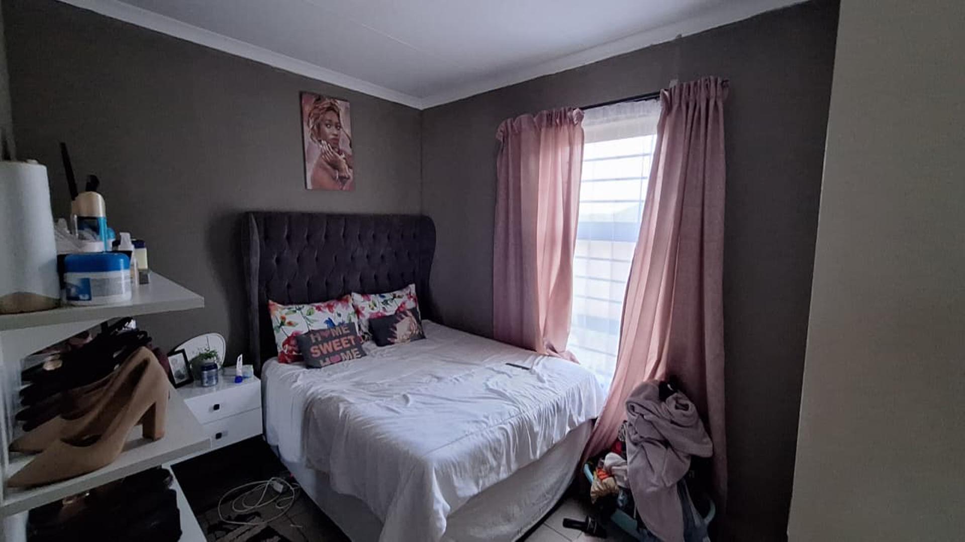 Bed Room 1 - 12 square meters of property in Protea Glen