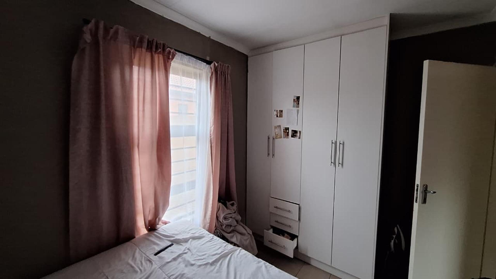 Bed Room 1 - 12 square meters of property in Protea Glen