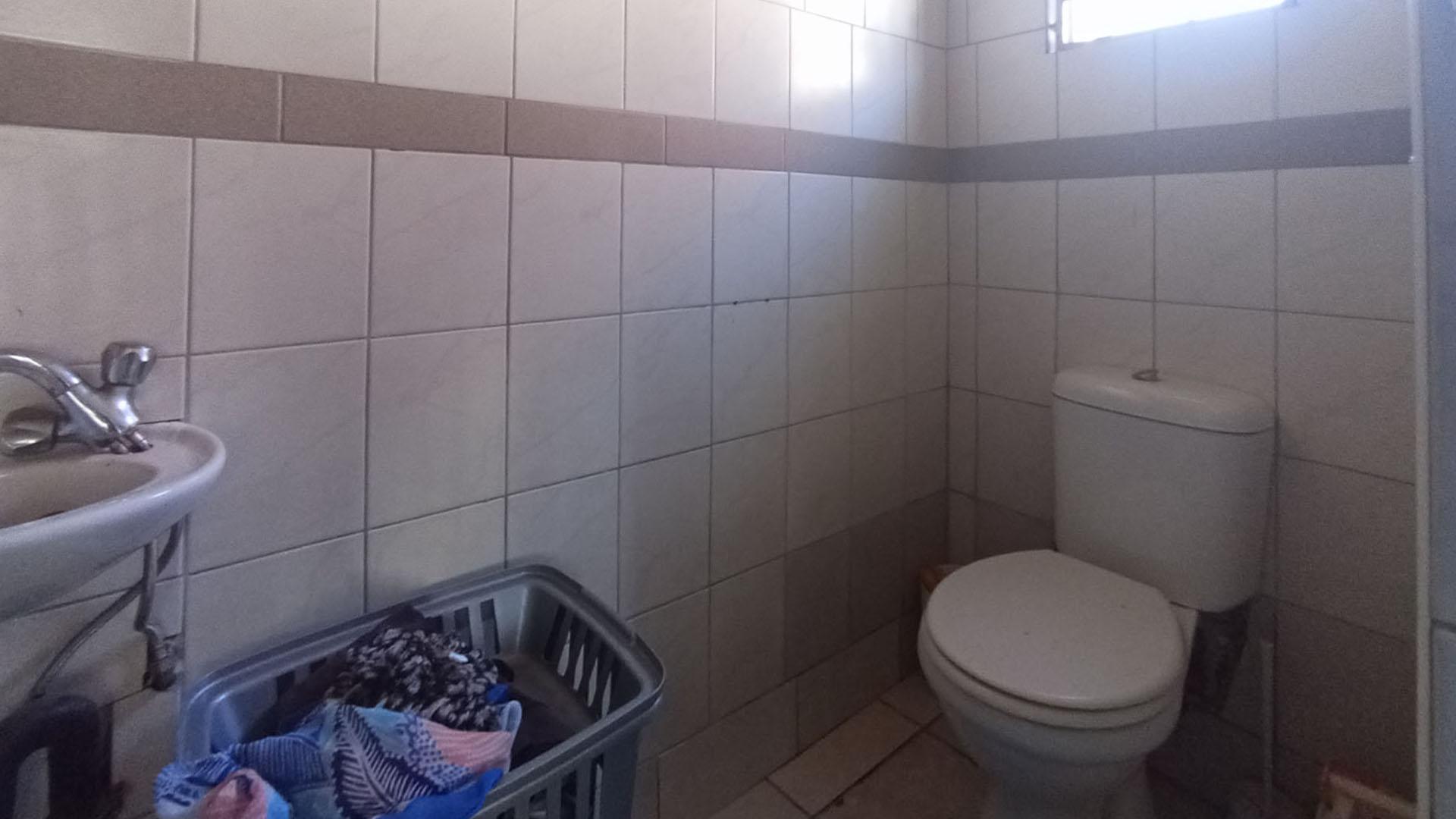 Bathroom 3+ - 5 square meters of property in Pinetown 