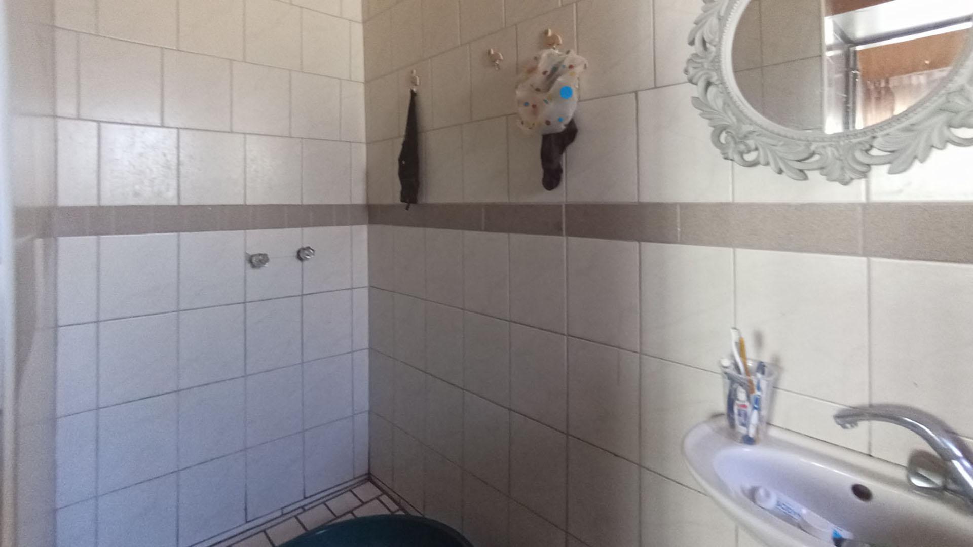 Bathroom 3+ - 5 square meters of property in Pinetown 