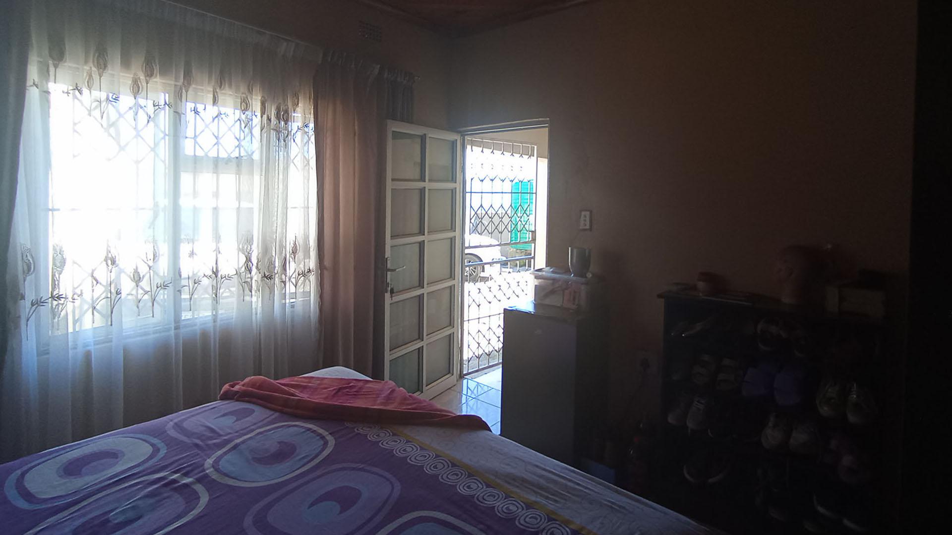 Bed Room 4 - 11 square meters of property in Pinetown 