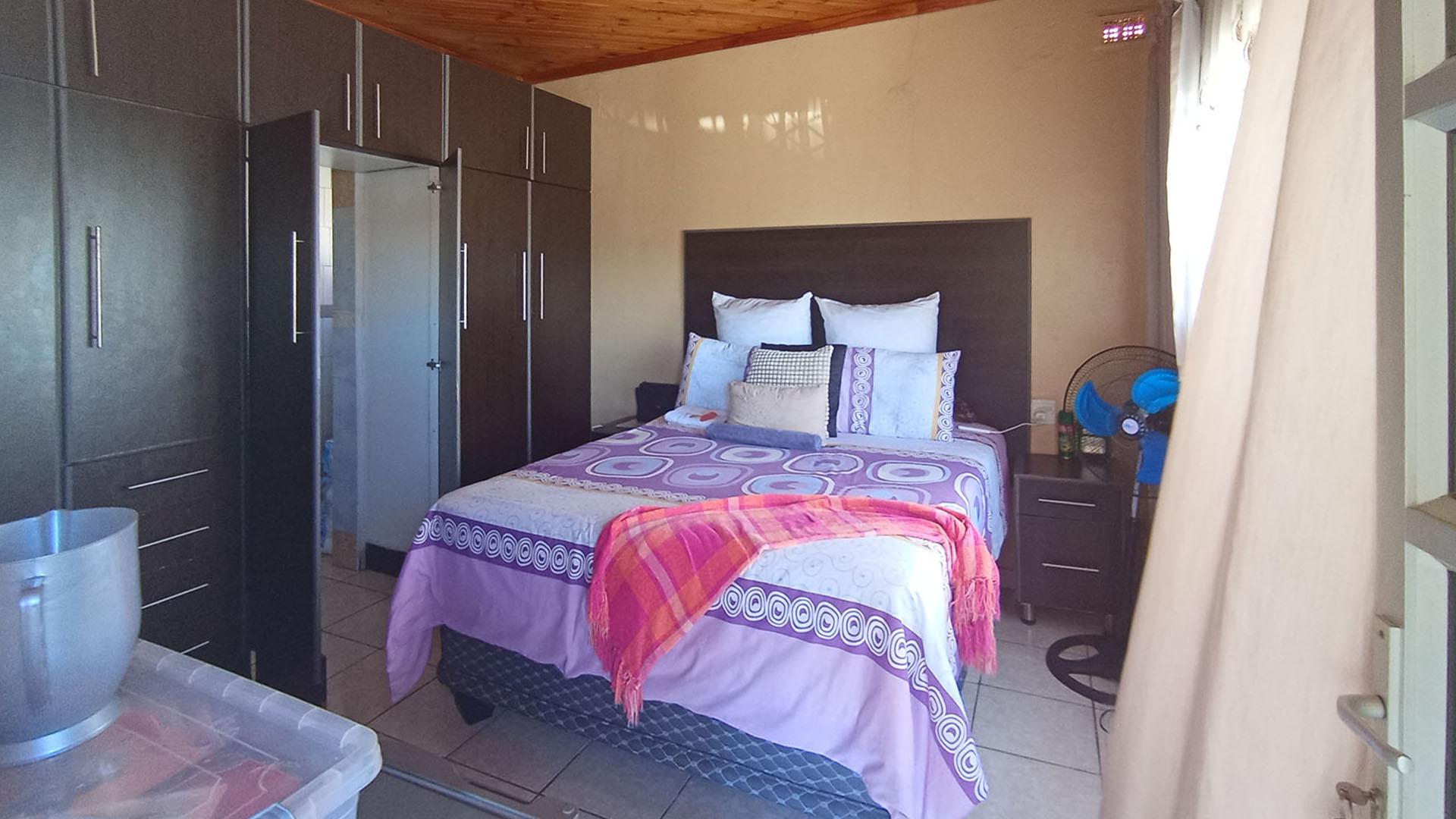 Bed Room 4 - 11 square meters of property in Pinetown 