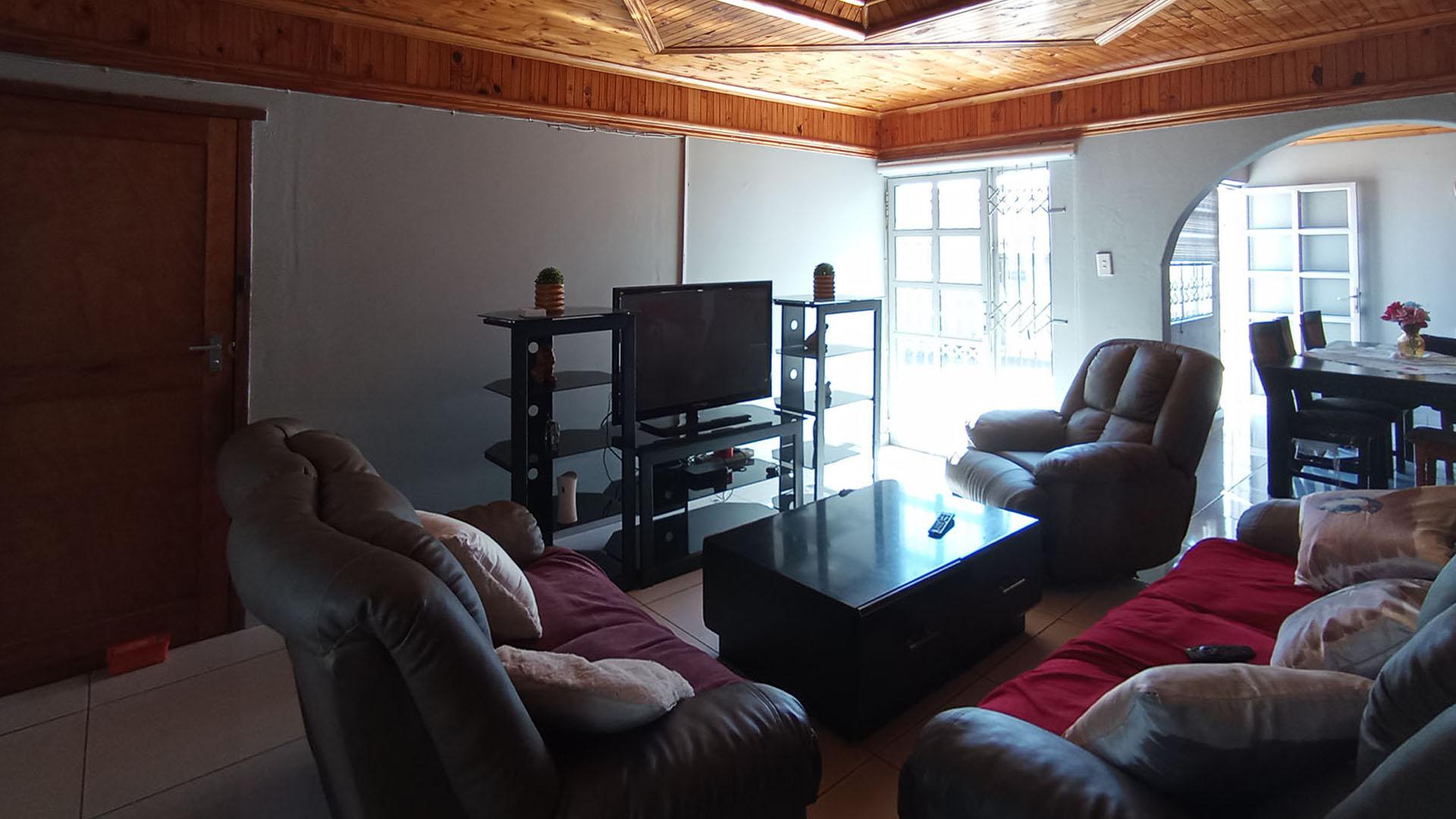 Lounges - 20 square meters of property in Pinetown 