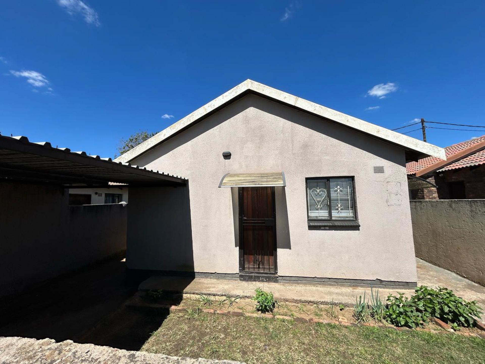 Front View of property in Kwa-Guqa