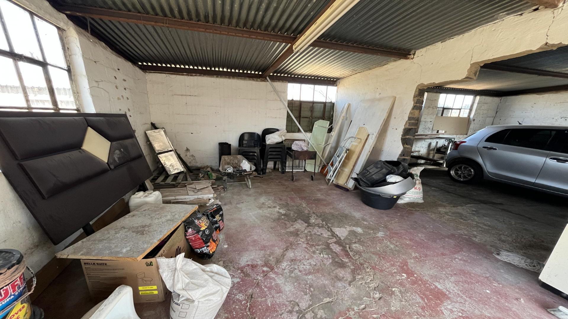 Garage of property in Fauna