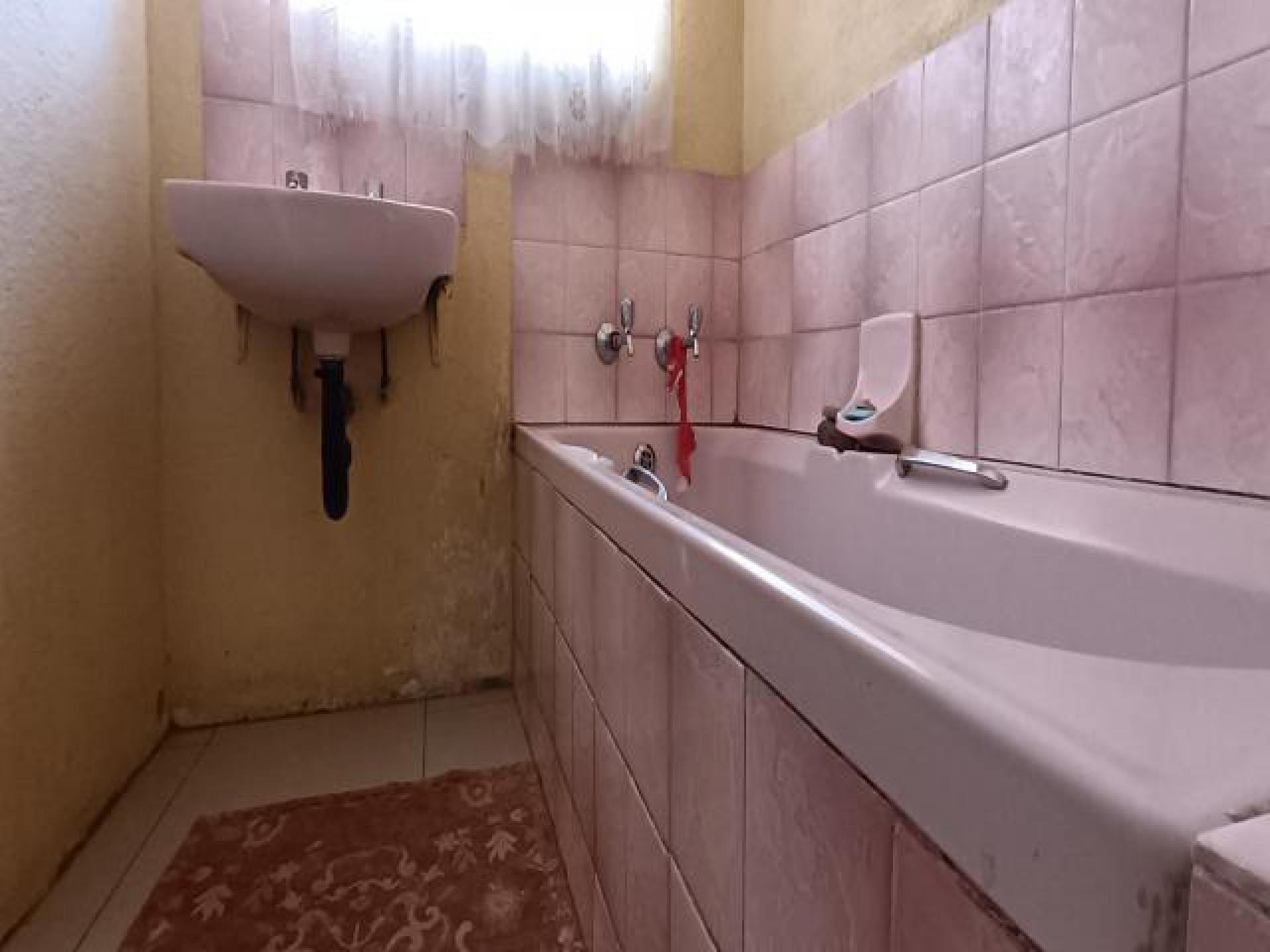 Bathroom 1 of property in Mabopane