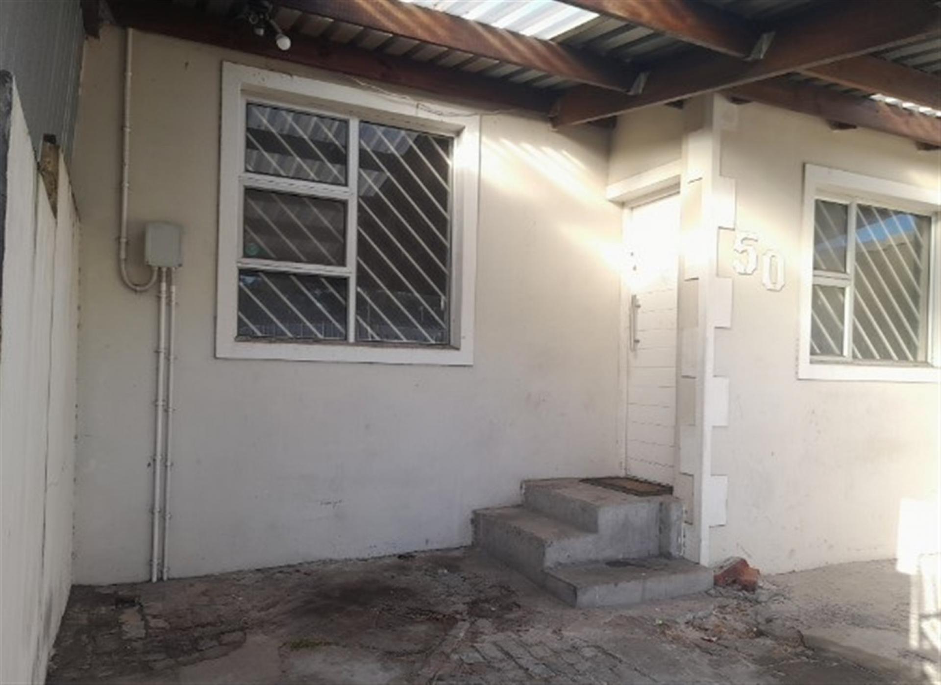 Front View of property in Kewtown