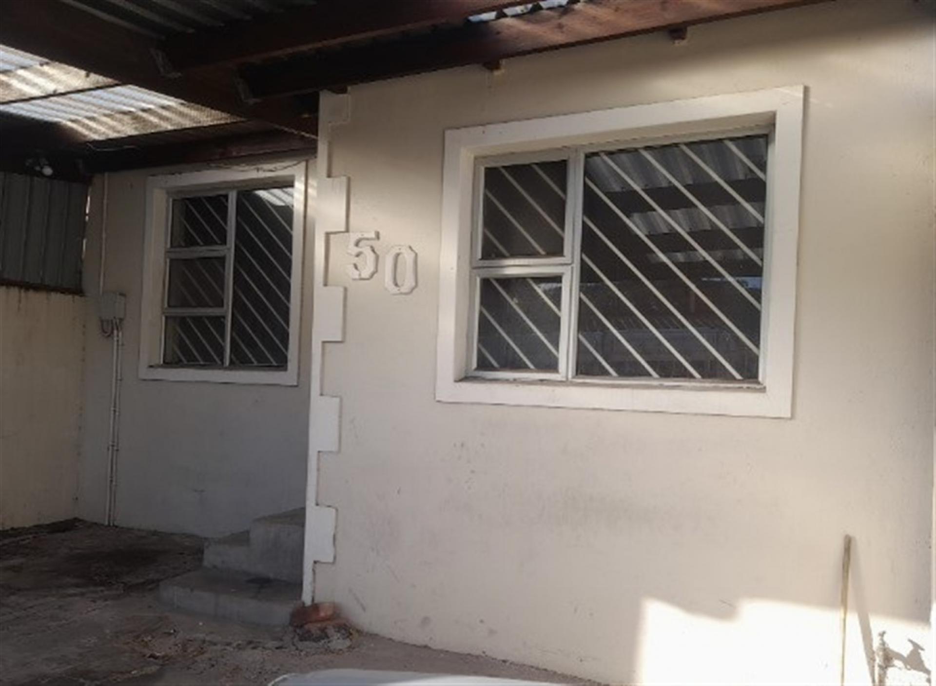 Front View of property in Kewtown