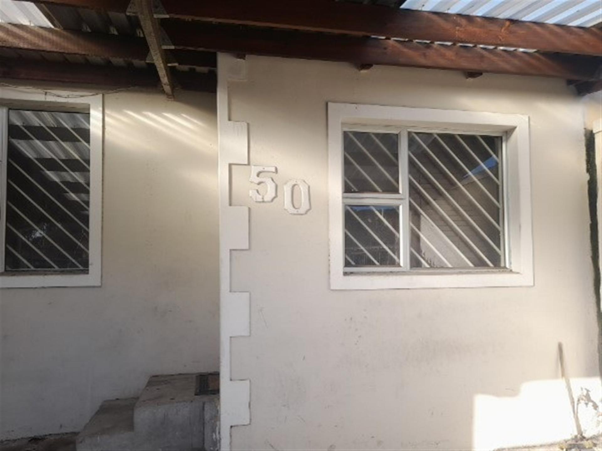Front View of property in Kewtown
