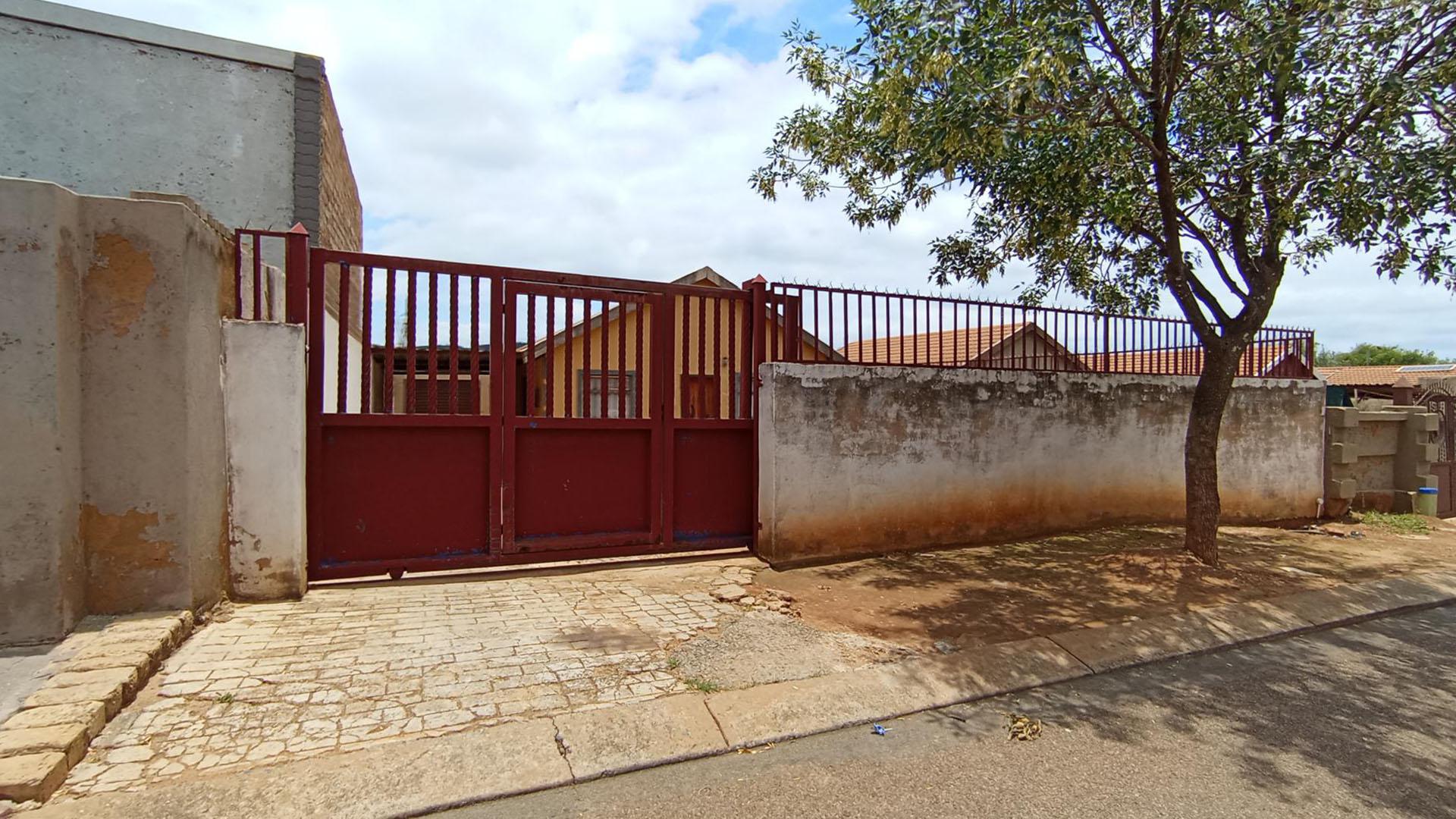 Front View of property in Lotus Gardens