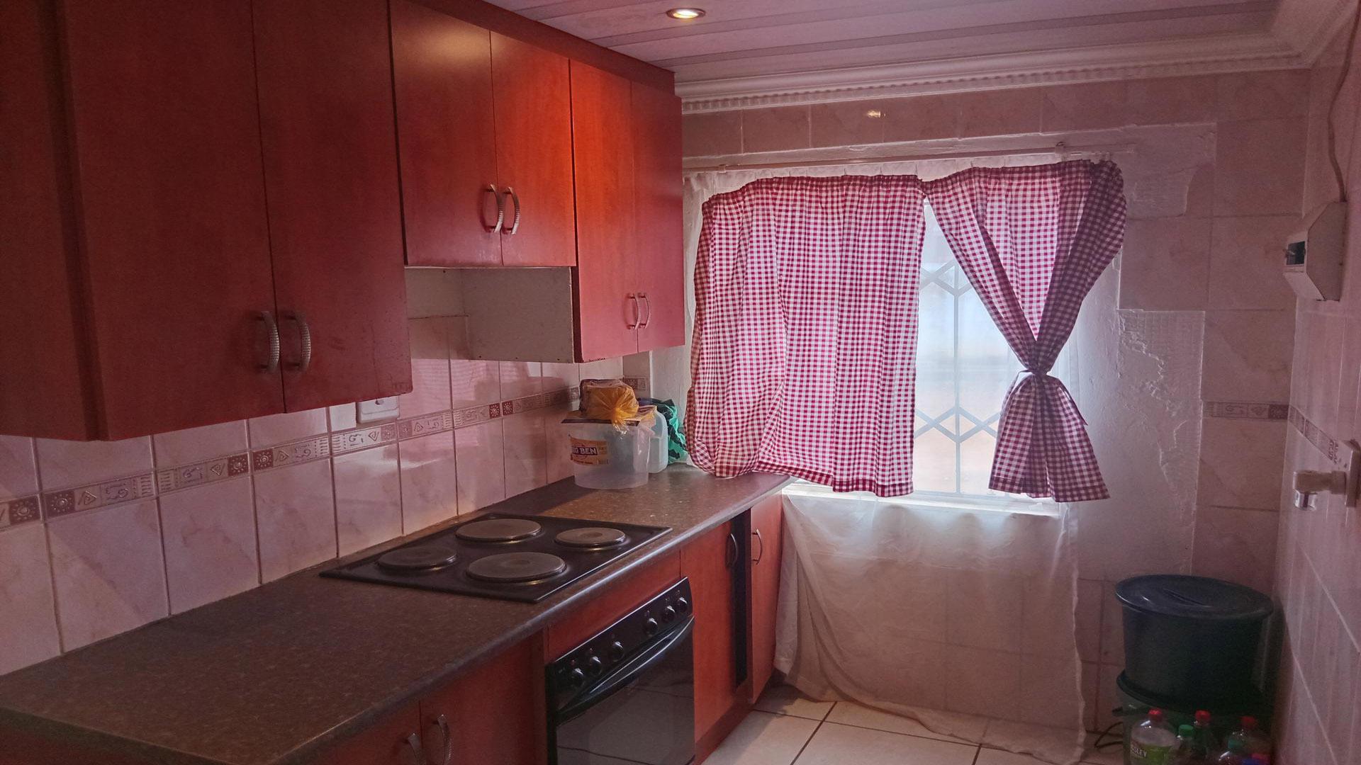 Kitchen of property in Lotus Gardens