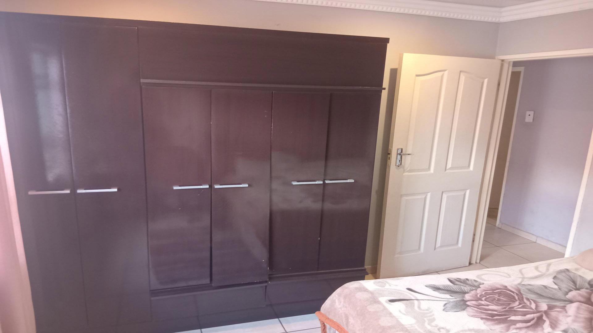 Bed Room 1 of property in Lotus Gardens