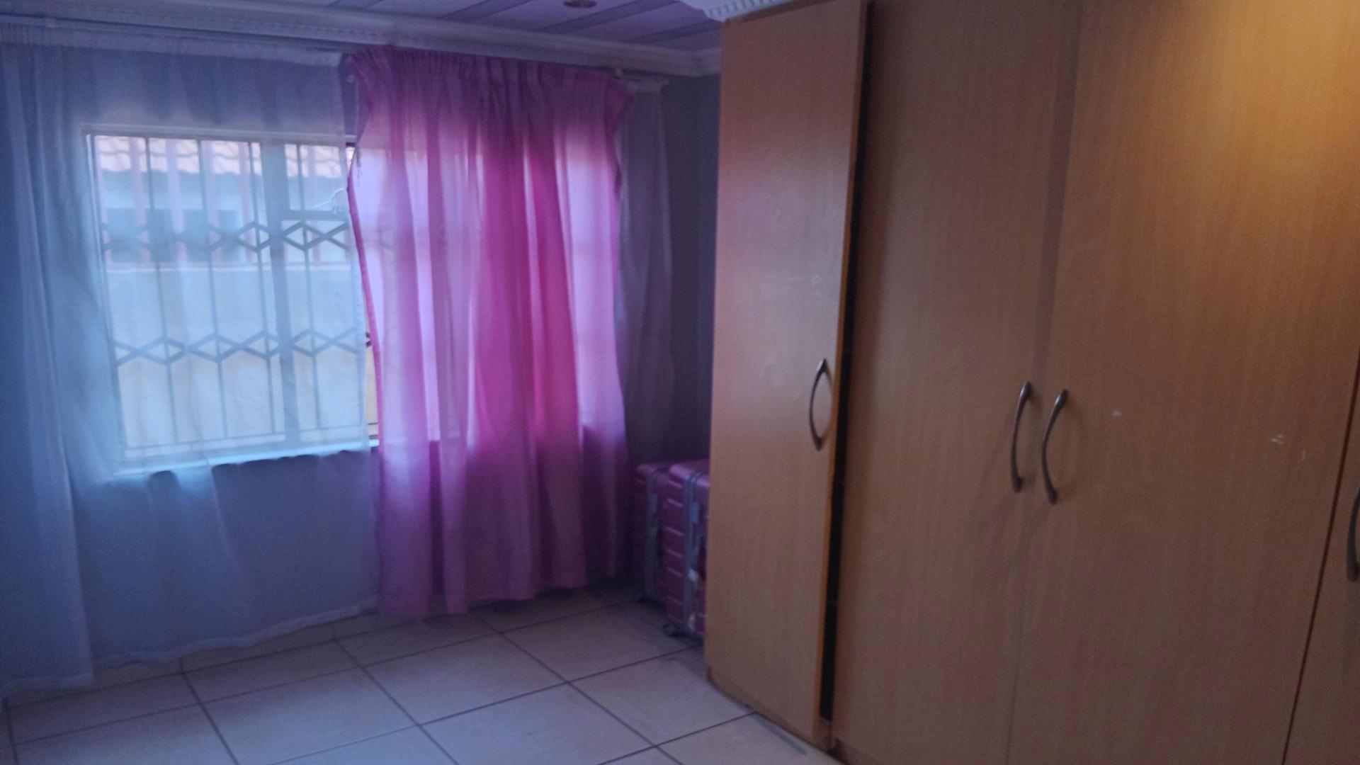 Bed Room 2 of property in Lotus Gardens