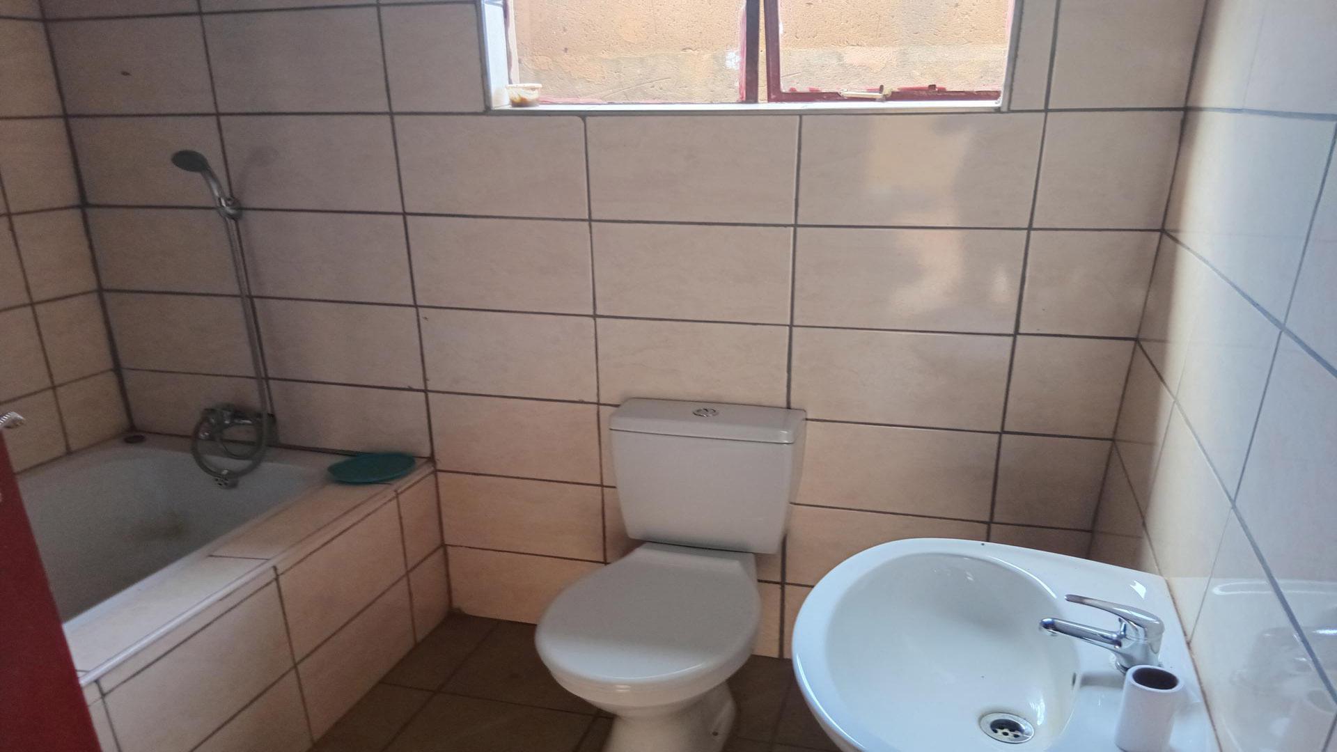 Bathroom 2 of property in Lotus Gardens