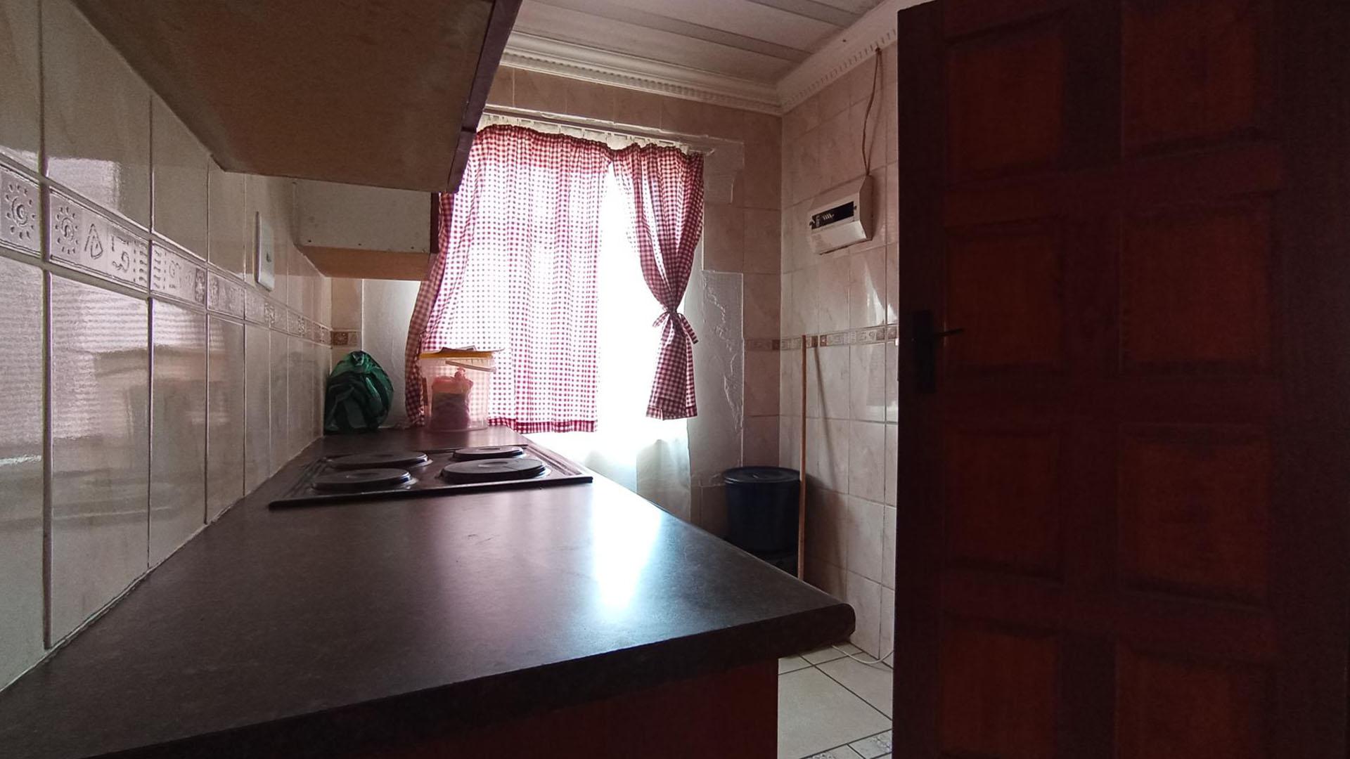 Kitchen - 8 square meters of property in Lotus Gardens