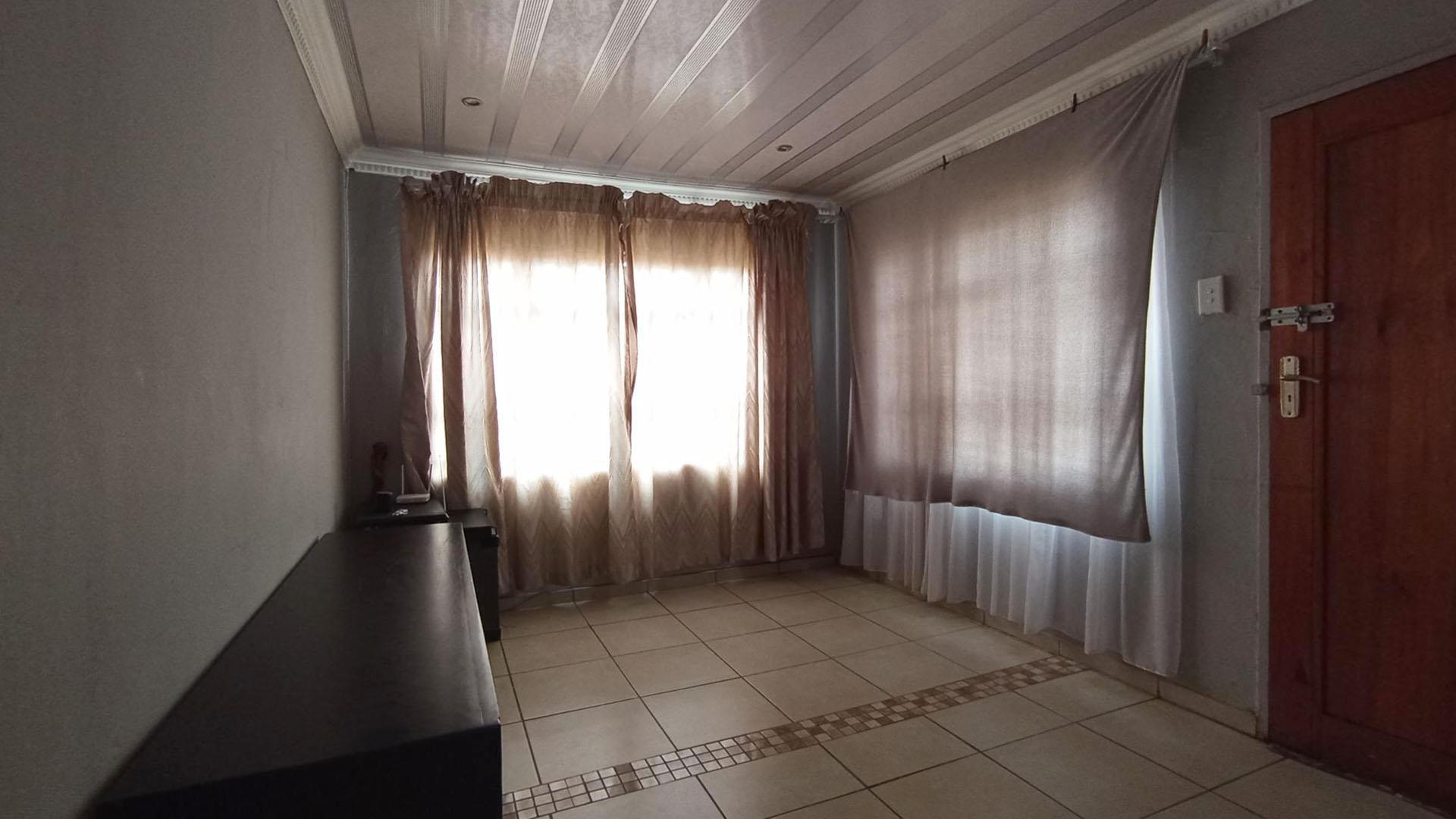 Lounges - 14 square meters of property in Lotus Gardens