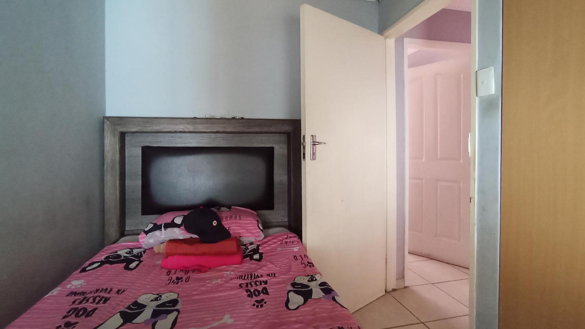 Bed Room 3 - 8 square meters of property in Lotus Gardens