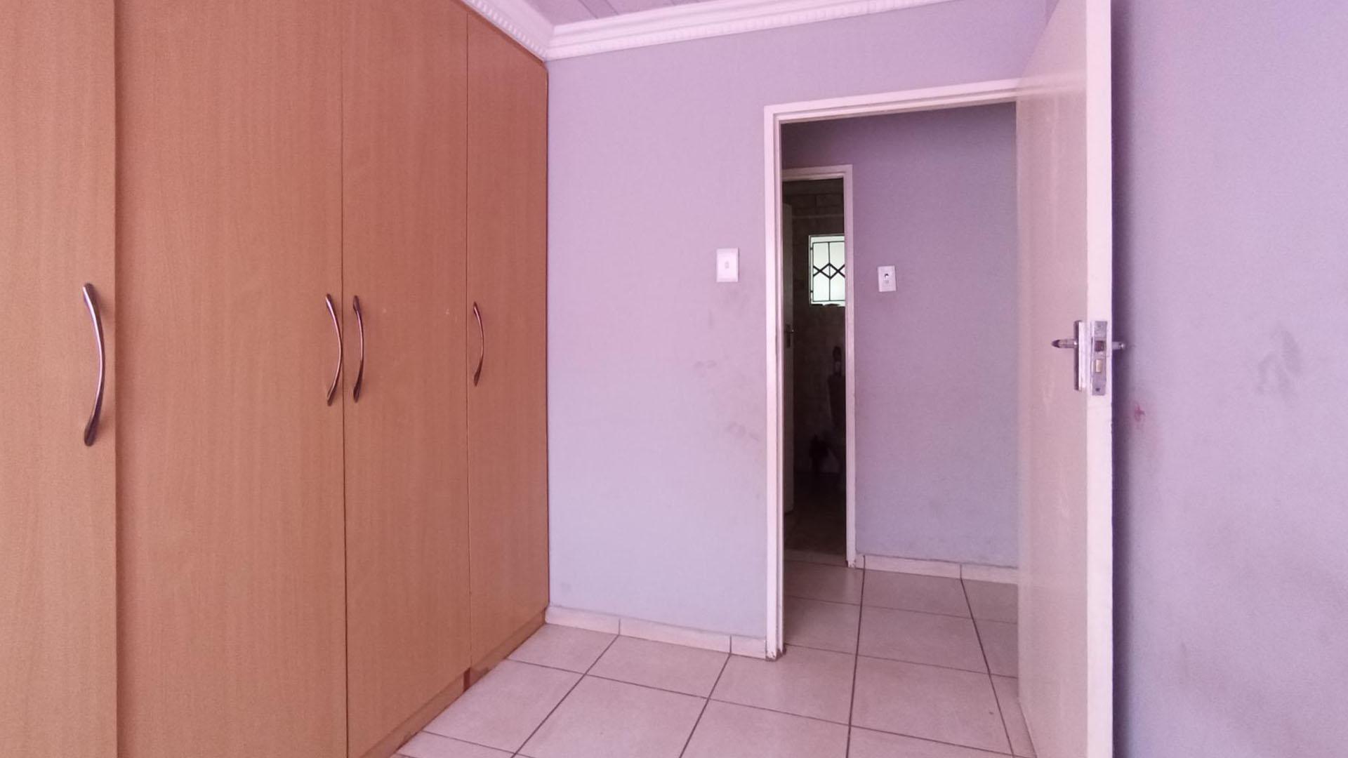 Bed Room 1 - 9 square meters of property in Lotus Gardens