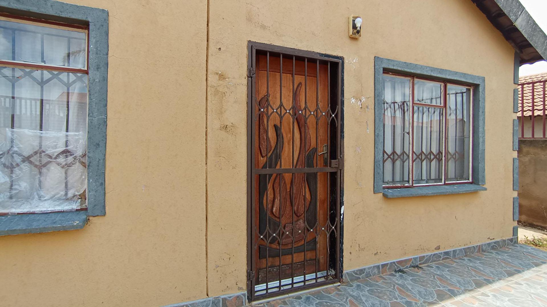 Front View of property in Lotus Gardens