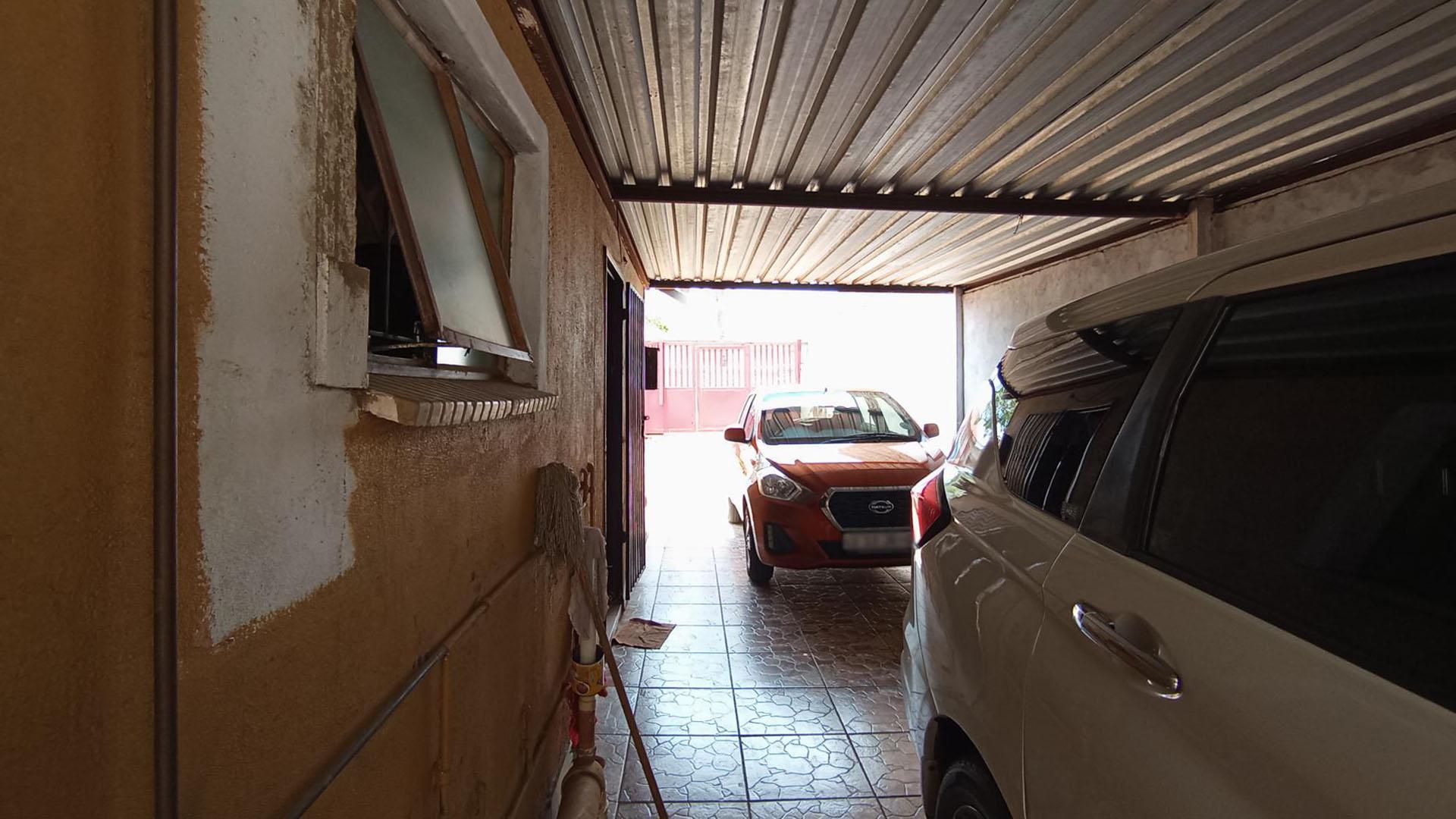 Carport  - 29 square meters of property in Lotus Gardens