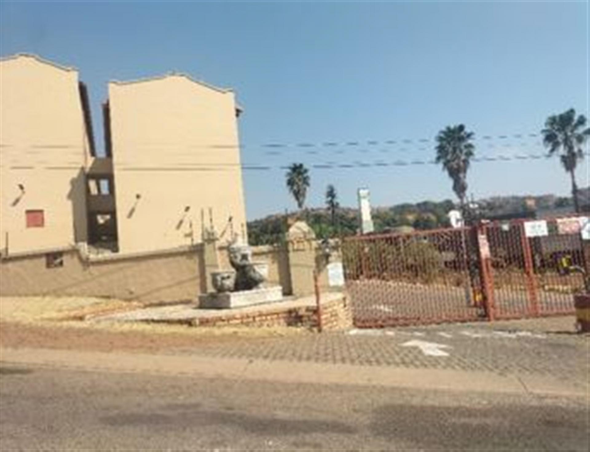 Front View of property in Helderkruin