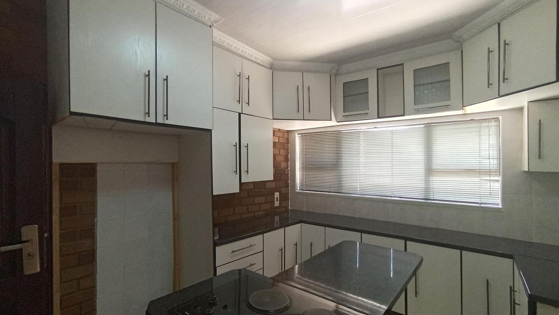 Kitchen - 16 square meters of property in Sonland Park