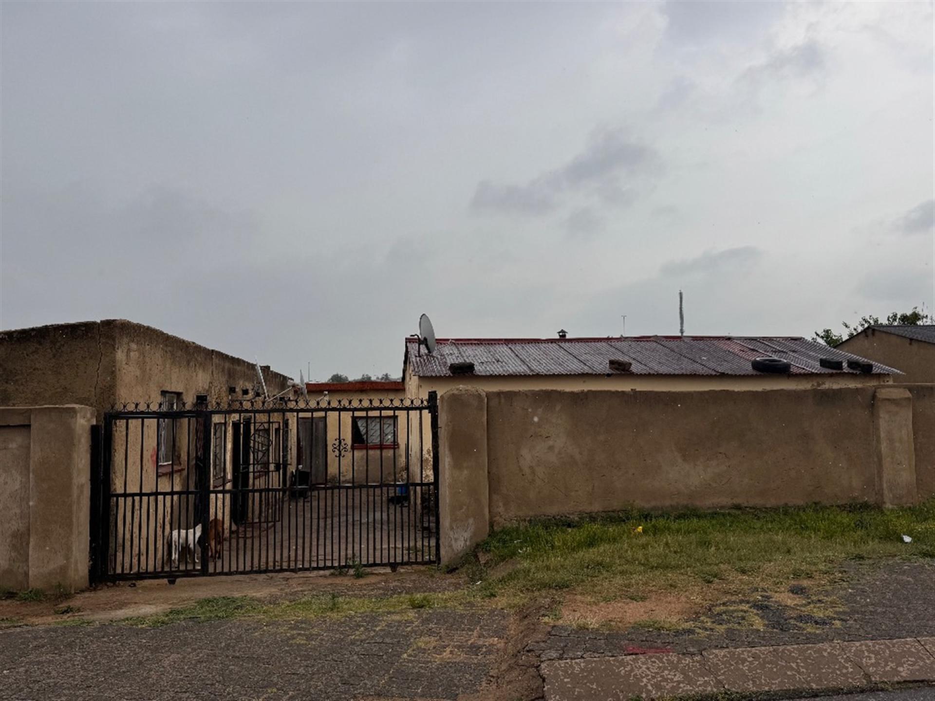 Front View of property in Lekaneng