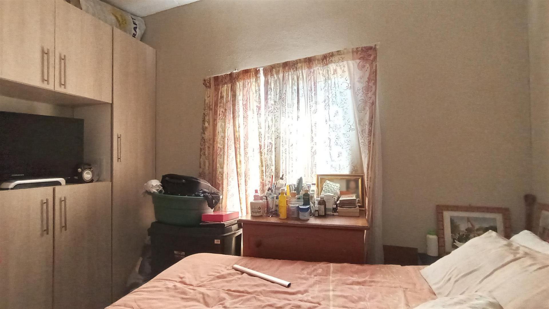 Main Bedroom - 14 square meters of property in Lotus Gardens