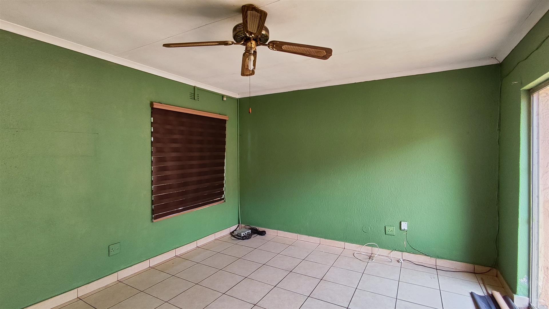 Lounges - 26 square meters of property in Glen Marais