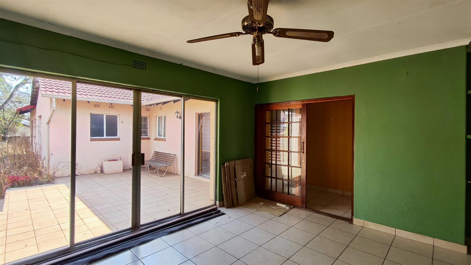 Lounges - 26 square meters of property in Glen Marais