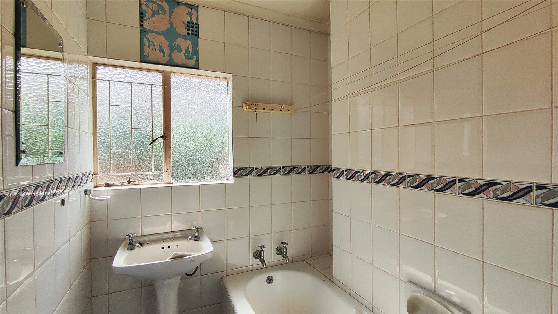 Bathroom 1 - 4 square meters of property in Glen Marais